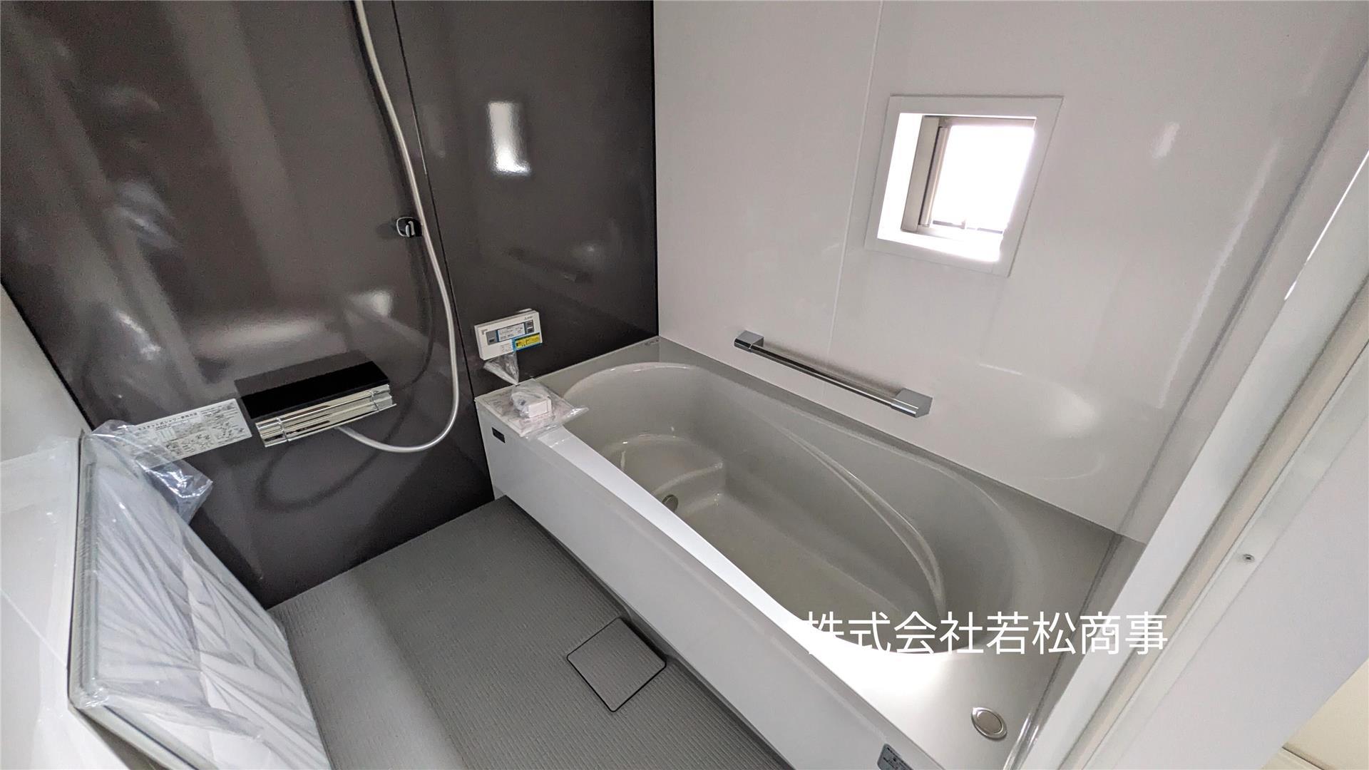 バス・シャワールーム　お手入れしやすいホーローの浴槽です☆浴室暖房乾燥機付☆雨や夜