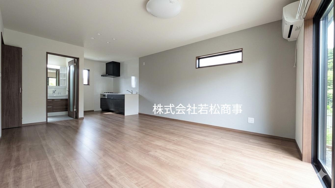 居室・リビング　明るいお部屋です☆エアコン完備♪