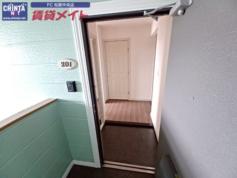 玄関　別部屋反転参考写真です。