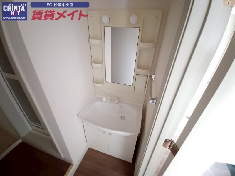 洗面設備　別部屋反転参考写真です。