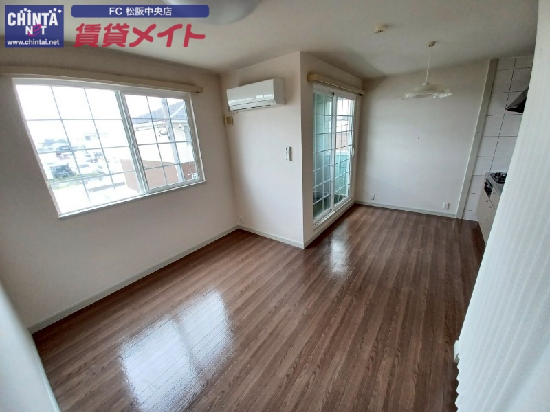 居室・リビング　別部屋反転参考写真です。