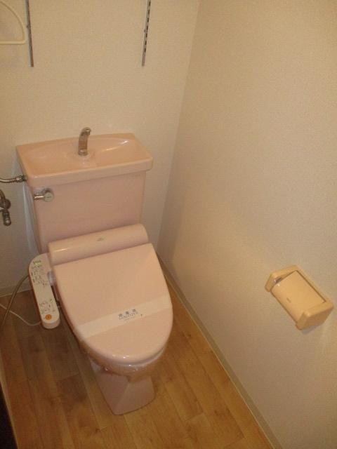 トイレ　温水洗浄暖房便座付きトイレです♪