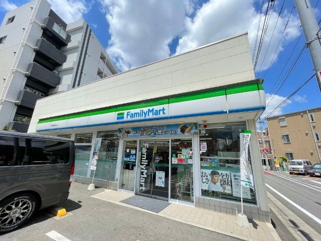 コンビニ　ファミリーマート下馬駒沢通り店（コンビニ）まで315m