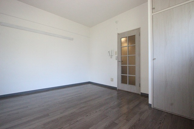 居室・リビング　同物件別室です。