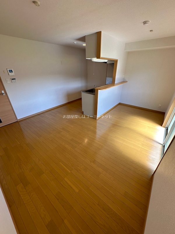 居室・リビング　※303号室の写真。現況と相違がある場合は、現況優先。