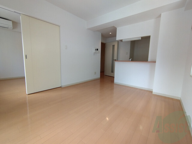 居室・リビング　フローリングと壁のカラーが明るい雰囲気ですね！