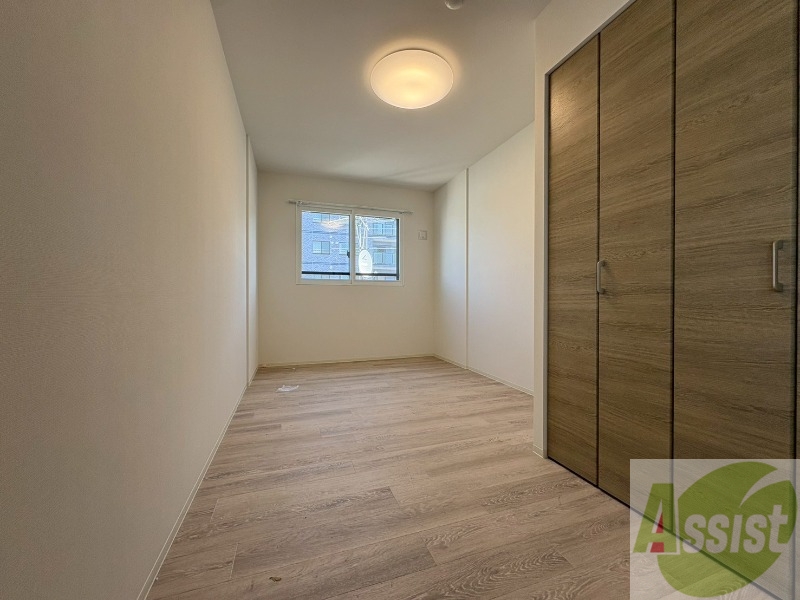 その他部屋・スペース　こちらのお部屋は光が差し込む、温かみのあるお部屋です。