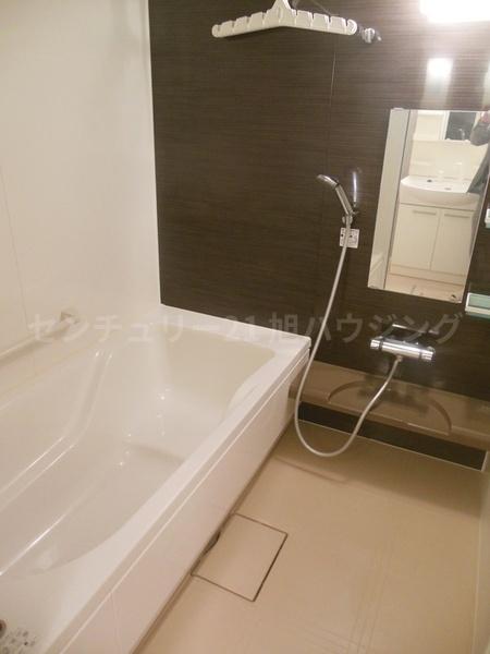 バス・シャワールーム　浴室乾燥機・追い焚き機能付き☆