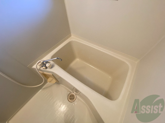 バス・シャワールーム　バスルームは狭すぎず、シャワーも浴びやすそうです。