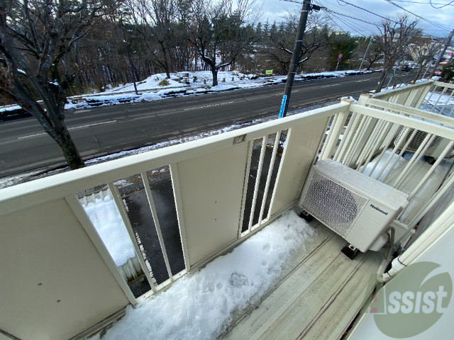 バルコニー　バルコニー。洗濯物がはかどりそうな広さがありますよ。