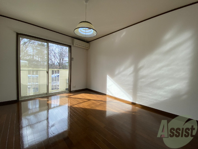 居室・リビング　８帖の洋室です。広々として、きれいですね。