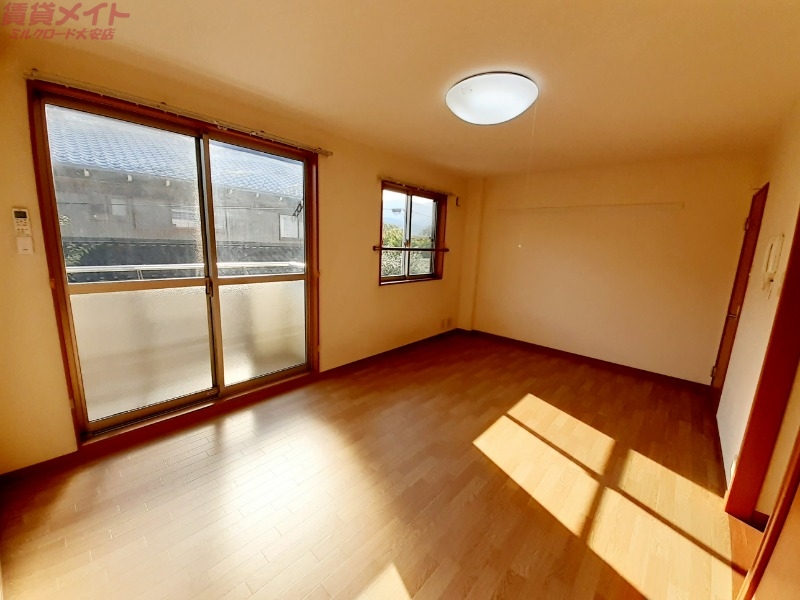 居室・リビング　同物件別室写真