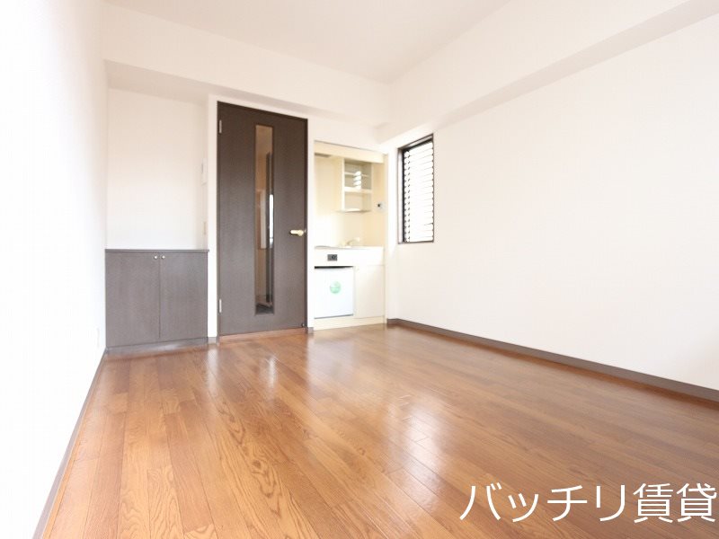 居室・リビング　画像は別号室の為、現状優先になります。