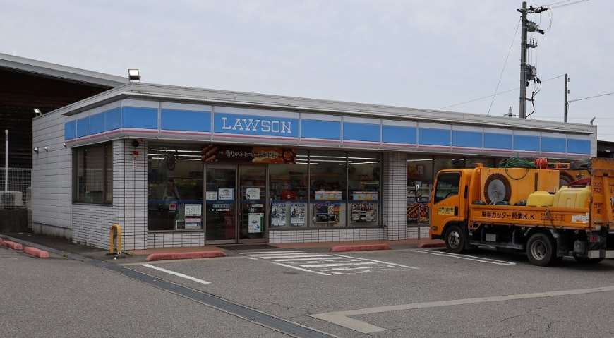 コンビニ　ローソン（コンビニ）まで945m