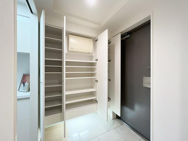 玄関　収納もある玄関です