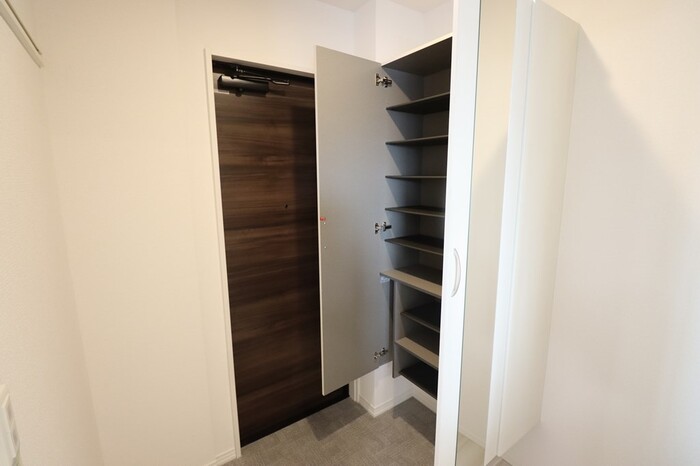 玄関　トールタイプの姿見付シューズボックス