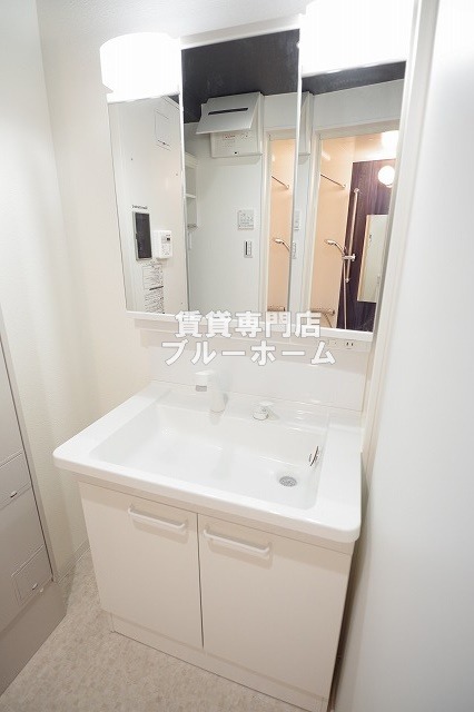 洗面設備　三面鏡独立洗面台！