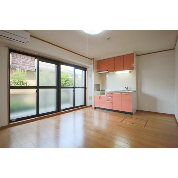 居室・リビング　同じ建物の別なお部屋