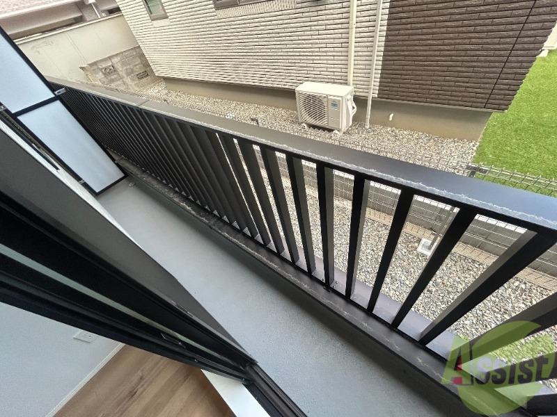 バルコニー　バルコニーは洗濯物を干すのに十分な広さがありますね。