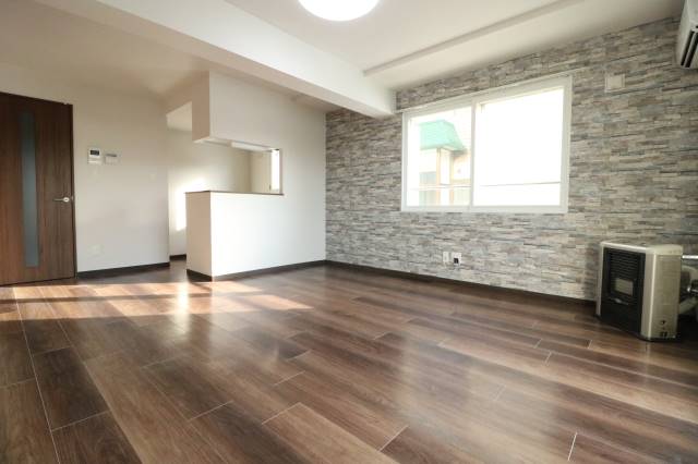 居室・リビング　おしゃれな壁紙のリビングです♪