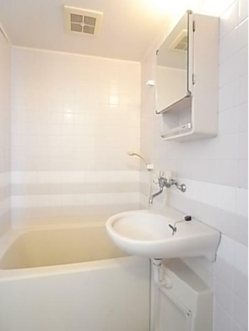 バス・シャワールーム　コンパクトで使いやすいお風呂です