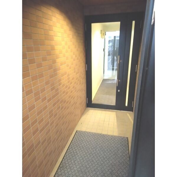 エントランス　落ち着いたエントランスです