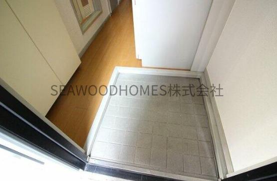 玄関　ドアを開ければ、明るく清潔な空間がお出迎え。