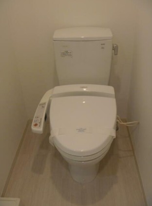 トイレ　温水洗浄便座。