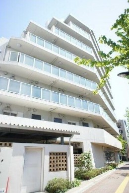 建物外観　鉄筋コンクリート造のがっちりとした建物。