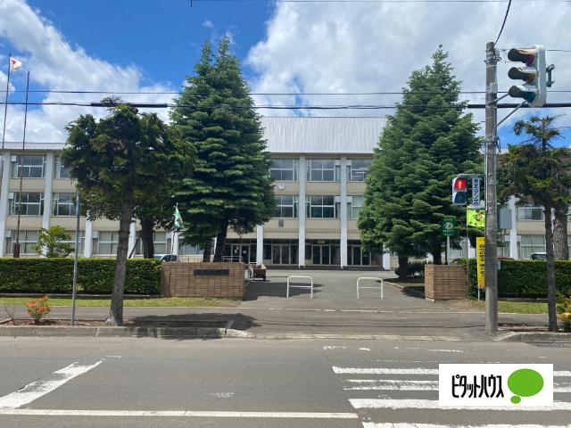 中学校　富良野市立富良野東中学校（中学校）まで885m