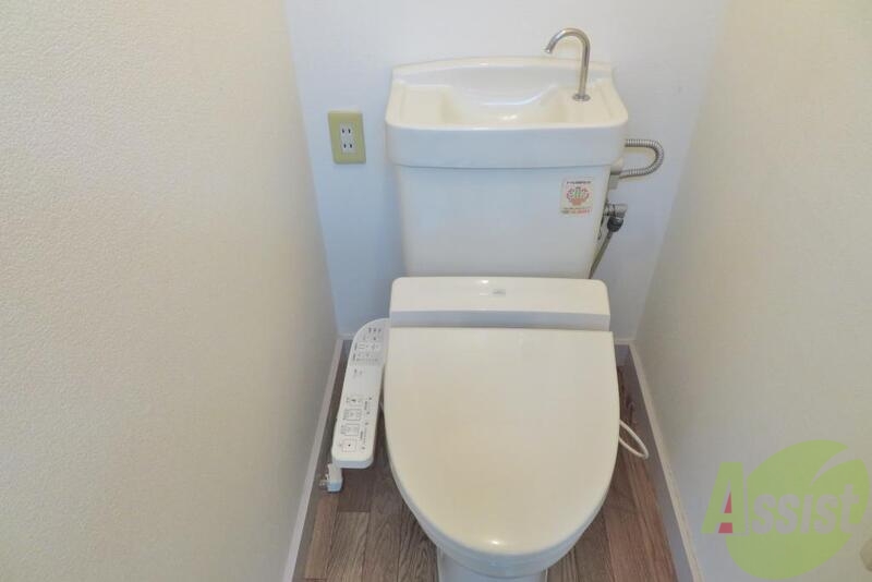 トイレ　温水洗浄便座が付いてバス・トイレ別になってます。