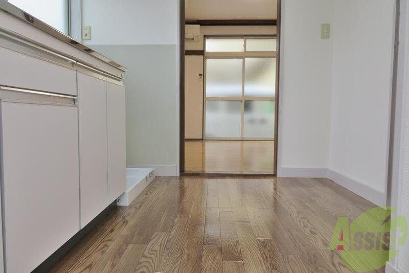 玄関　キッチンは３帖の広さでスペースは大丈夫そうです。