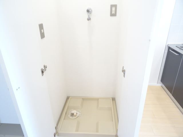 その他　扉付きの洗濯機置場