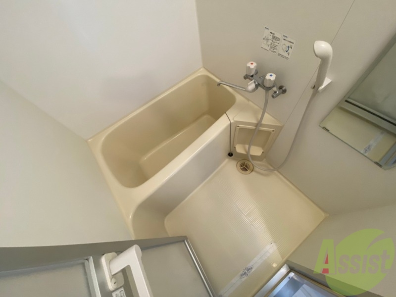 バス・シャワールーム　バスルームは狭すぎず、シャワーも浴びやすそうです。