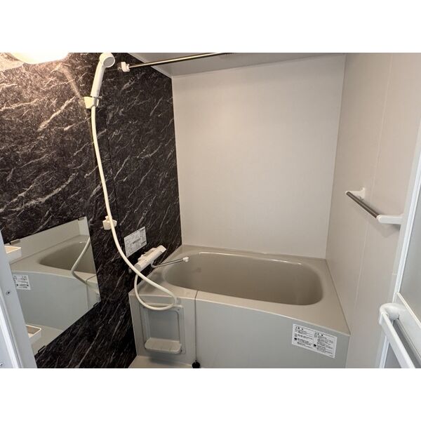 バス・シャワールーム　落ち着いた空間のお風呂です