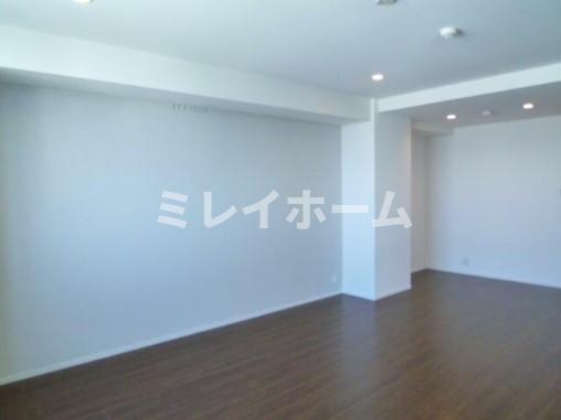 居室・リビング　同建物内別のお部屋の参考写真になります。