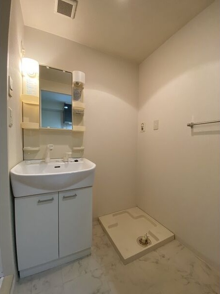 洗面設備　独立洗面台、小物を置くことができて便利です