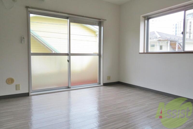 居室・リビング　お部屋の広さは８帖、２面採光なので日の光が入って明るいです。