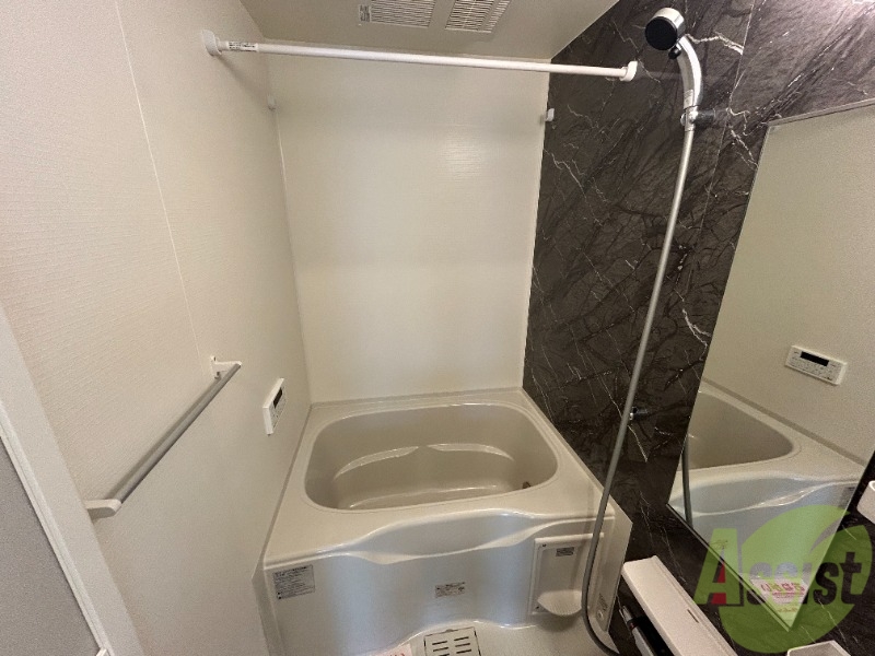 バス・シャワールーム　浴室はシンプル。一人暮らしにはちょうど良いサイズですね。