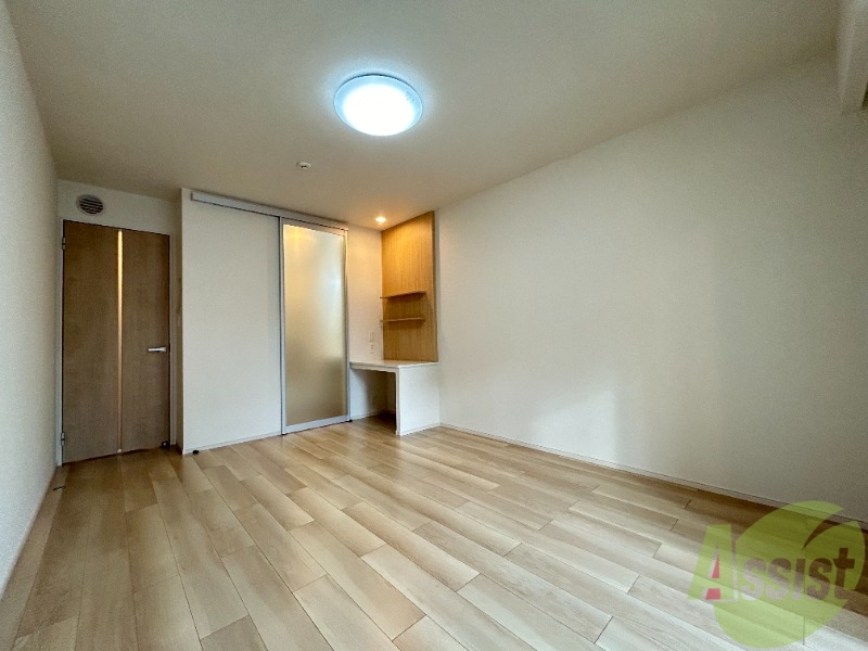 居室・リビング　８．５帖の洋室です。生活のメインとなる部屋ですね。