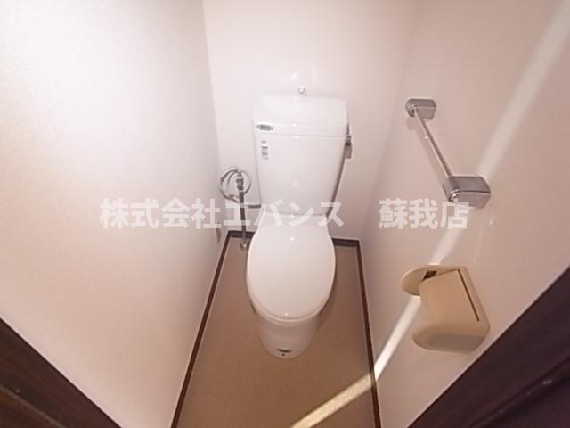 トイレ　落ち着いた色調のトイレです