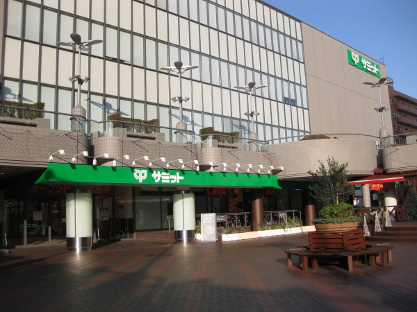 スーパー　サミットストアイースト21店（スーパー）まで136m