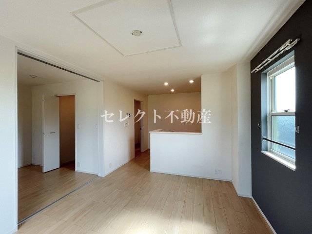 居室・リビング　【フローラル・コート】ゆったり過ごせる居間です