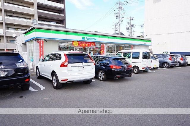 コンビニ　ファミリーマート（コンビニ）まで712m