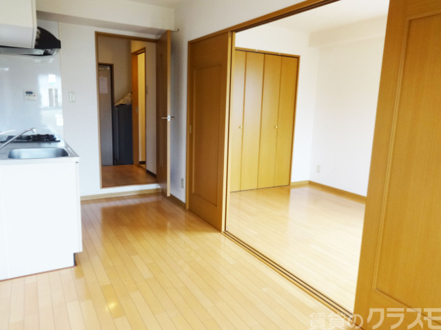 居室・リビング　２部屋続きで開放感あり。