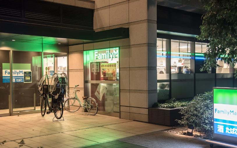 コンビニ　ファミリーマート グローバルフロントタワー店（コンビニ）まで321m