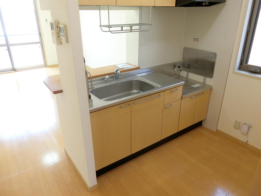 キッチン　室内写真、動画、パノラマ画像は同敷地内B棟の203号室を使用