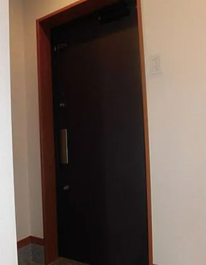玄関　別部屋の画像を使用しております。