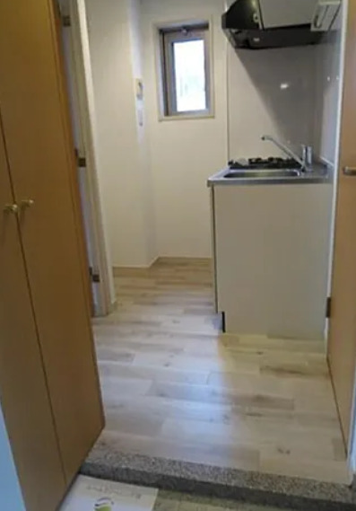 玄関　別部屋の画像を使用しております。