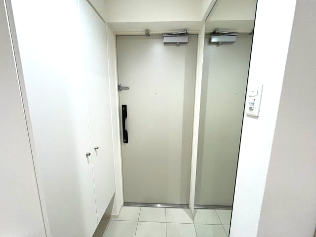 玄関　同建物反転間取りを表示しています